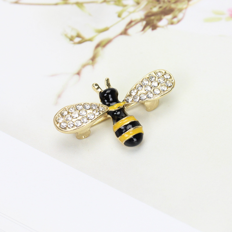 

Student Cute Crystal Bee Alloy Brooch Pin Cartoon Unisex Sweater Insect Collar Lapel Pins Backpack Hat Cowboy Clothes Badges Corsage Accessories Europe