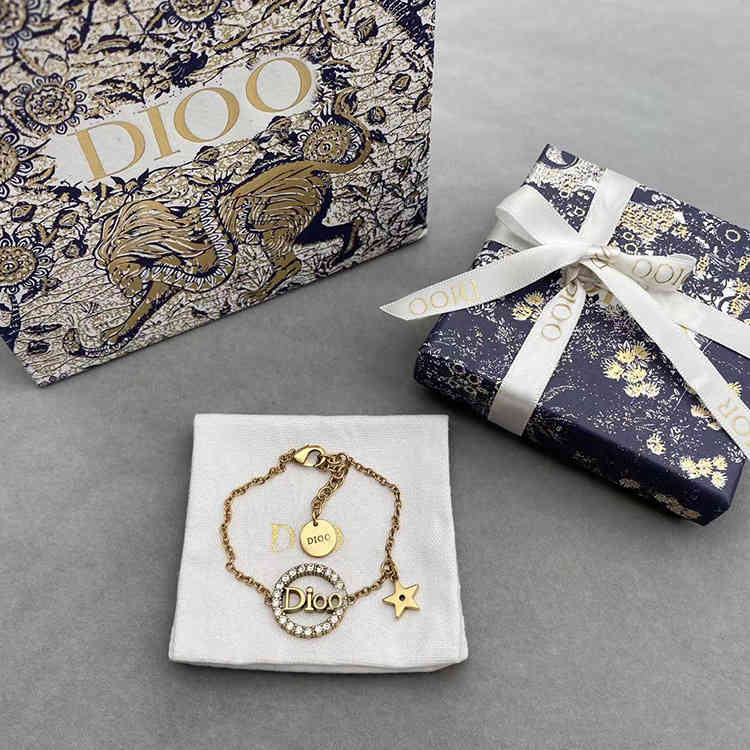 D di famille ancien tempérament simple collocation 2022 Bracelet de mode de marque de luxe Bracelet pour femmes polyvalentes