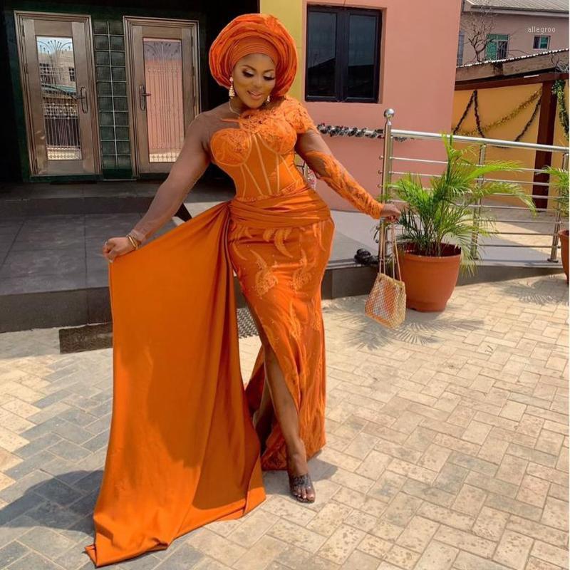 Robes de soirée élégantes orange Aso Ebi Prom manches longues fente latérale avec surjupe robes de soirée en dentelle satinée, plus la taille sur