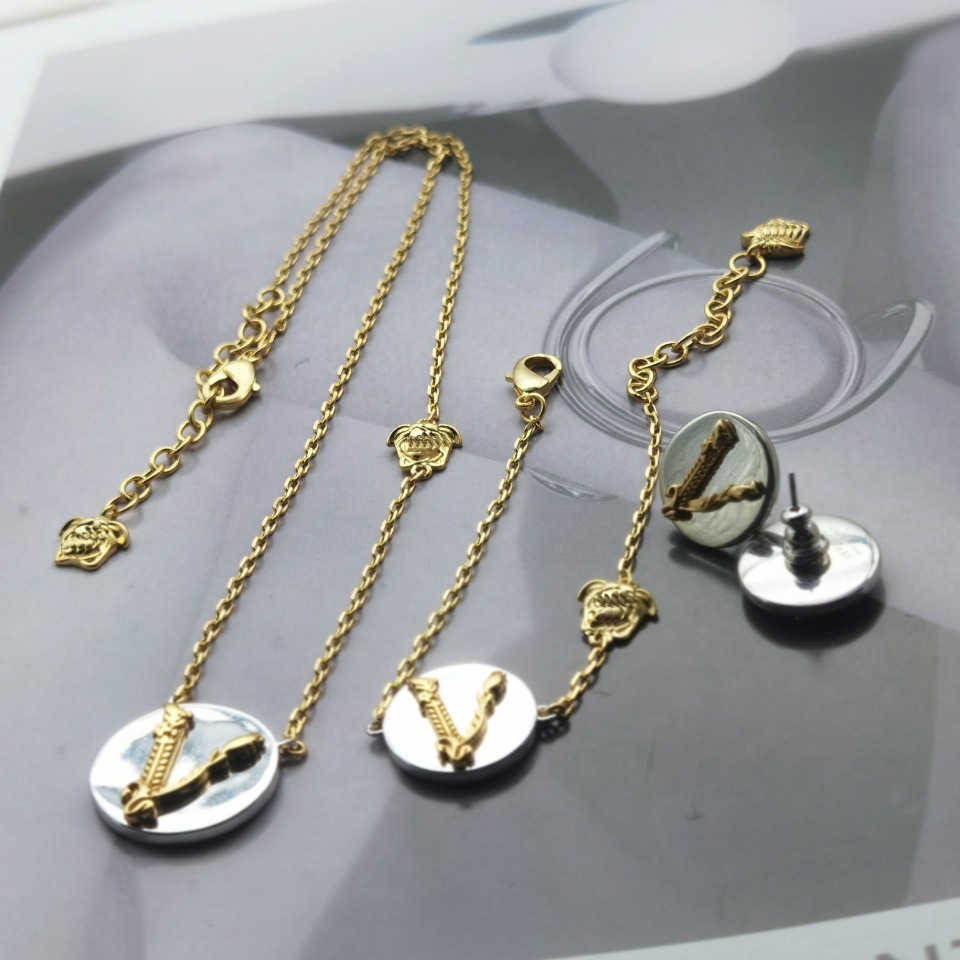 

Fashion Designer Necklace V Letter Pendant Banshee Medusa Head 18K Gold Plated Womens VE021