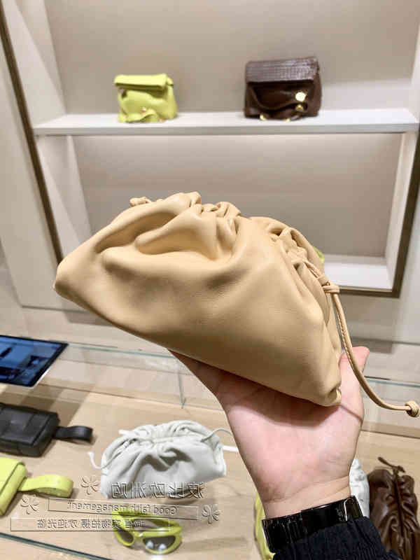 

Venetas Bottegav Baodiejia Pouch Pleated Solid Color Cloud Bag Single Shoulder Messenger Handbag, Figure 2