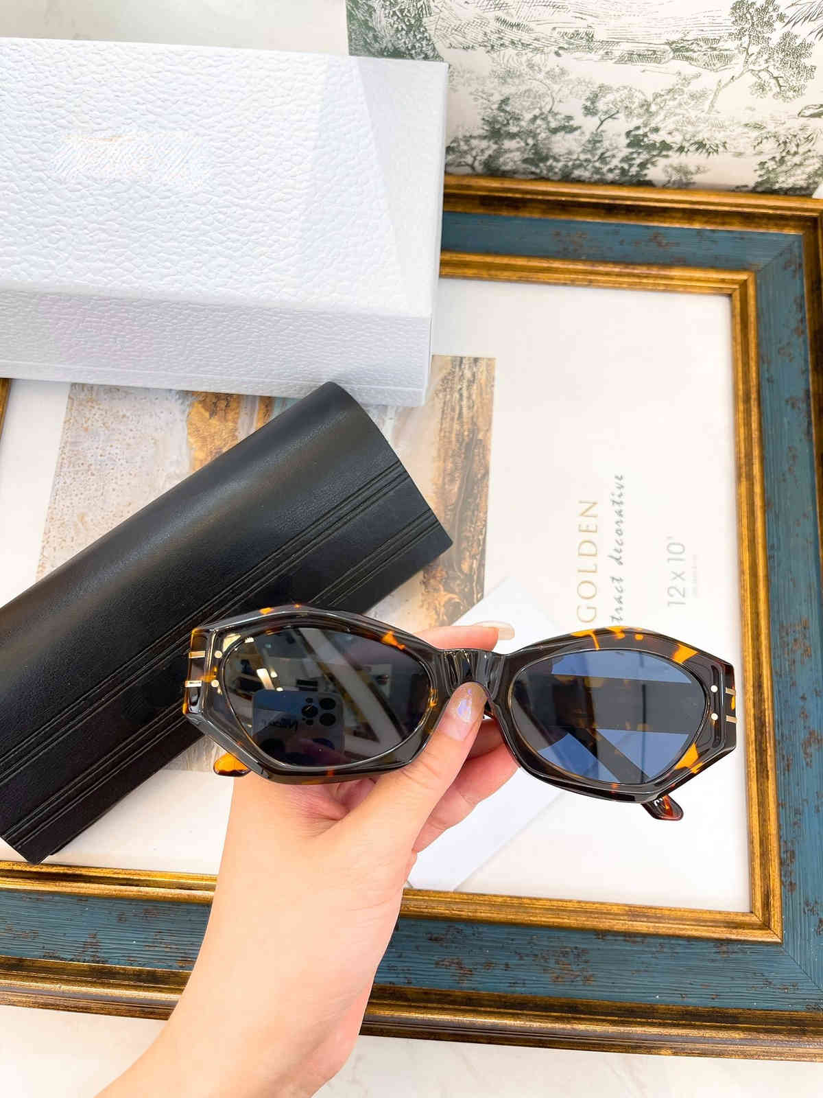 

Irregular retro oval glasses Arc de Triomphe logo white black sunglasses B1U