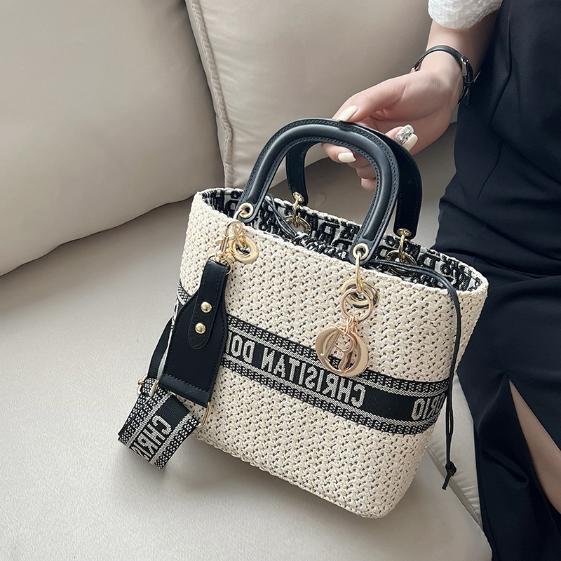 New Designer Bags Female 2022 Trendy Diana Small Light Luxury Handbag Foreign Style Versatile One Shoulder Messenger Women's