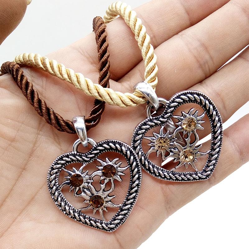 

Pendant Necklaces Vintage Heart Shape Jewelry Delightful Carved Edelweiss Flowers Necklace Multicolor Rhinestone Lanyard