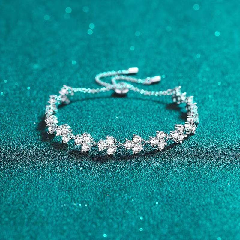 

Charm Bracelets Trendy 925 Sterling Silver 4.2ct D Color VVS1 Moissanite Clover Bracelet For Women Plated Platinum Adjustable BangleCharm Ch