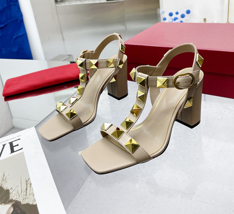

Newest Women Heeled Sandals Slippers Outdoor Roman Stud Calfskin Ankle Strap Casual Sexy Sandal Summer Designer Luxury Fashion Ladies Beach Flat Flip Flops, Customized