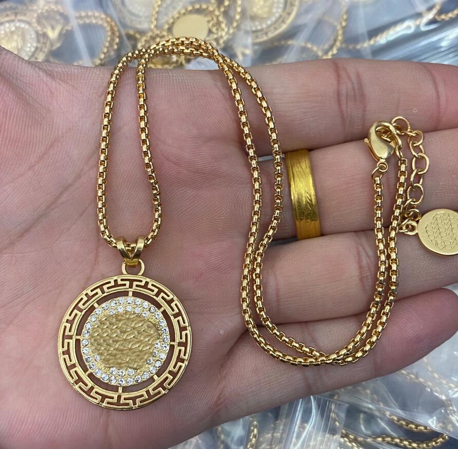 

Fashion new designed Pendant hollow out Greca starfishes women's chain necklace Banshee Medusa head portrait 18K gold plated ladies necklaces Jewelry V311