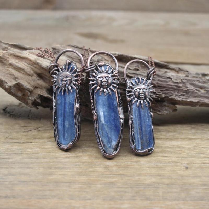 

Pendant Necklaces Natural Kyanite Slice Antique Copper Pendants Necklace Sun Face Brass Accessories Crystal Meditation Chain Retro Jewelry Q