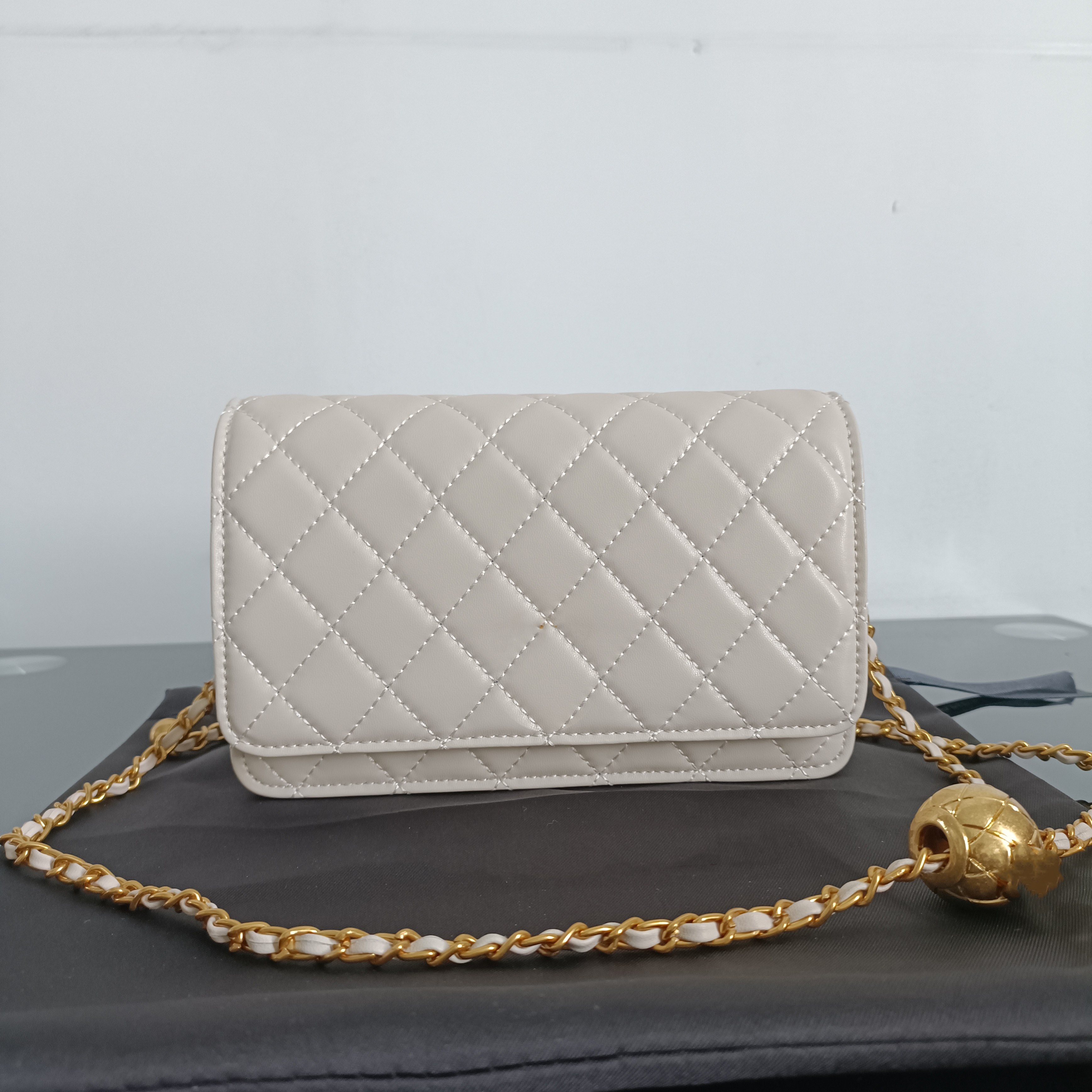 Portefeuille des sacs d'épaule pour femmes avec chaîne matelasse Crush Gold Ball Ball Crossbody Designer Ladies Carte Holder Multi Pochette Claki