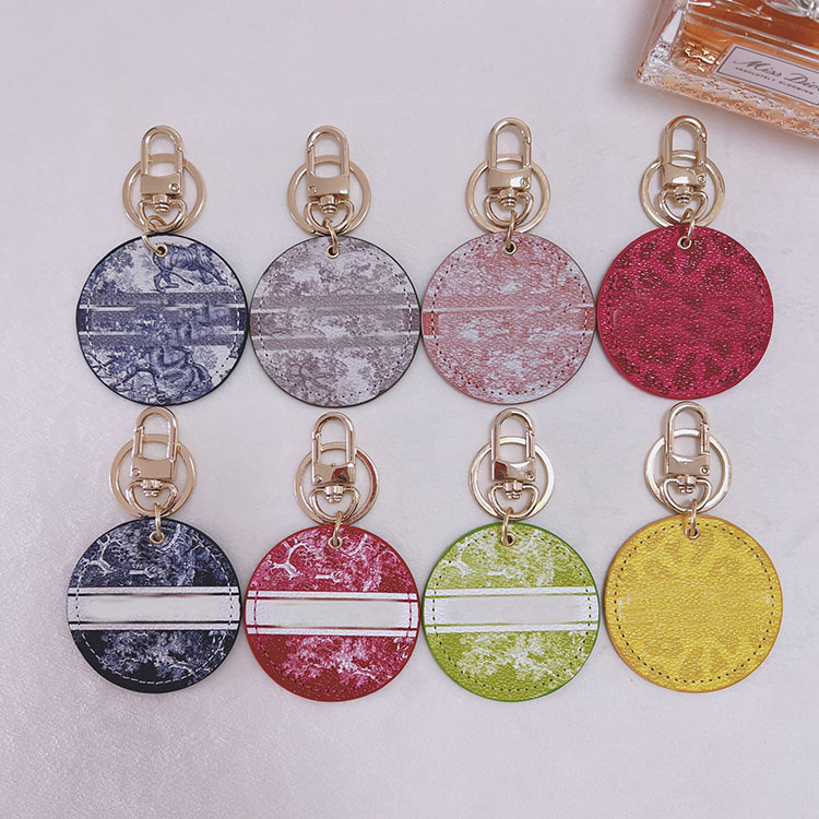 

Designer Brand Keychain Key Chain Men Luxurys Round-shaped Car Keyring Women Fashion Bee Buckle Keychains Handmade Leather Bags Pendant Accessories