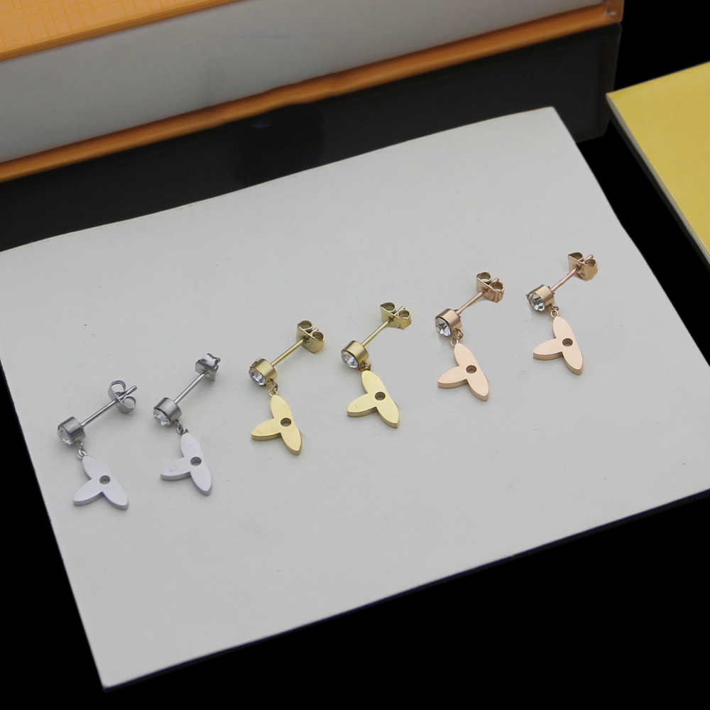 

Designer Earrings New Fashion Monogram charm with diamonds Womens Simple flower letter jewelry A free and unrestrained attitude charm designe for women