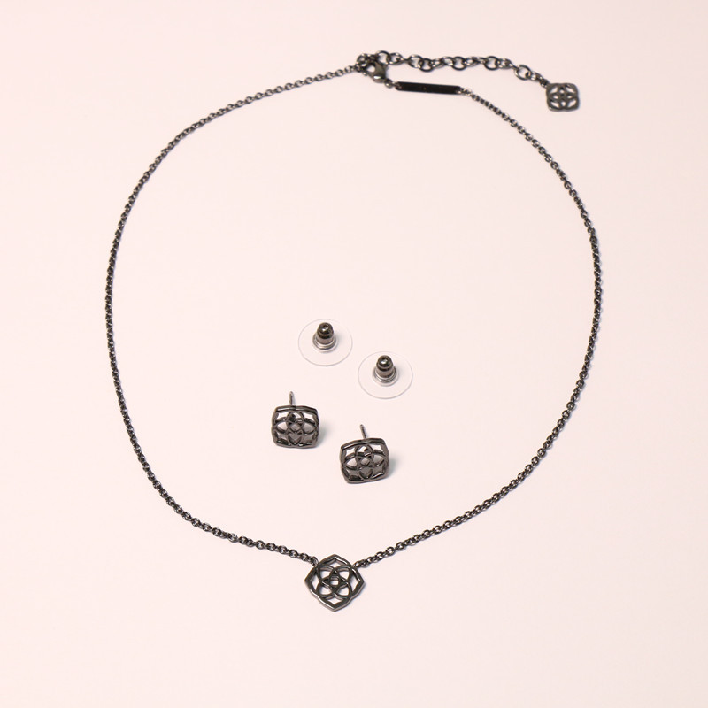 

Basic Flower Earrings & Necklace Set in Black Metal Small Ear Studs Chockers, As picture