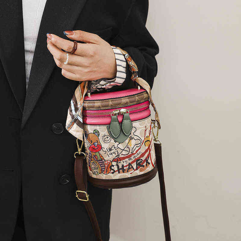

2022 New Bear Graffiti Bucket Bags For Women Cute Cartoon Tote Bag Aesthetic Silk Scarf Printing Fashion Women's Party Shoulder Bag Y220812, Random gift