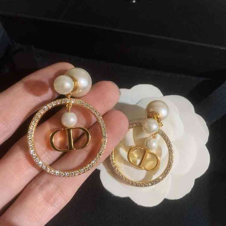 

Women's Fashion Personality Trend New Brand Earrings Wholesale Home Di Diamond Ring Pearl Simple Light Luxury Female
