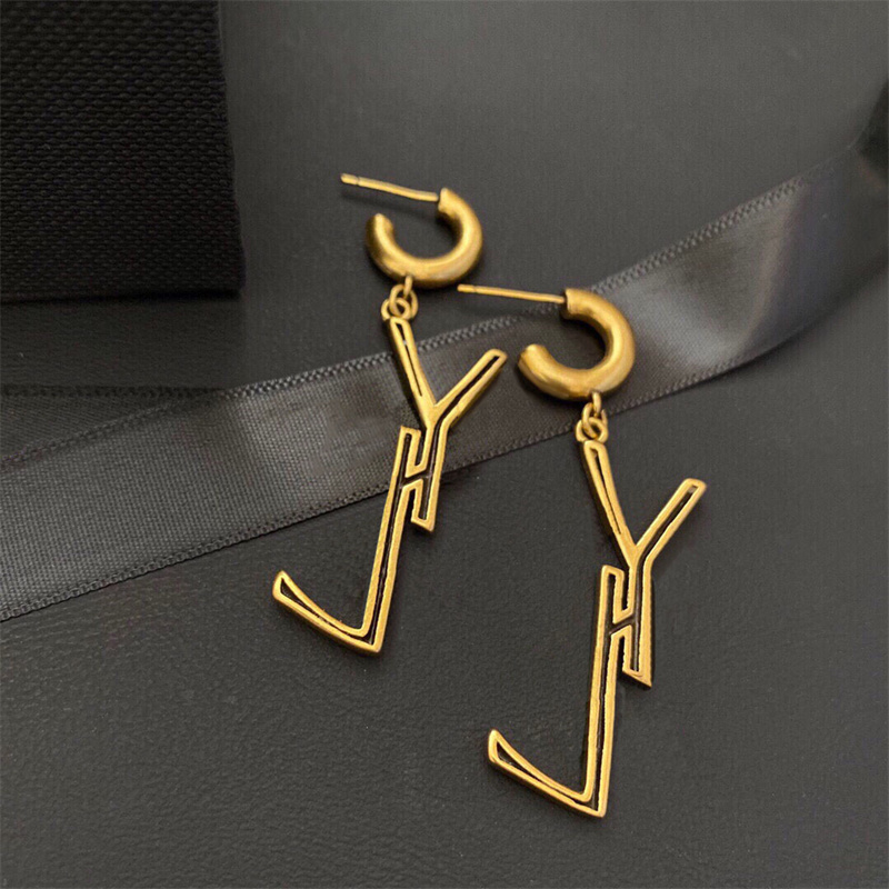 Boucles d'oreilles créatrices goujons d'oreille de luxe bijoux de mode de mode classique lettre dorée boucles d'oreilles de cerceau pour femmes f