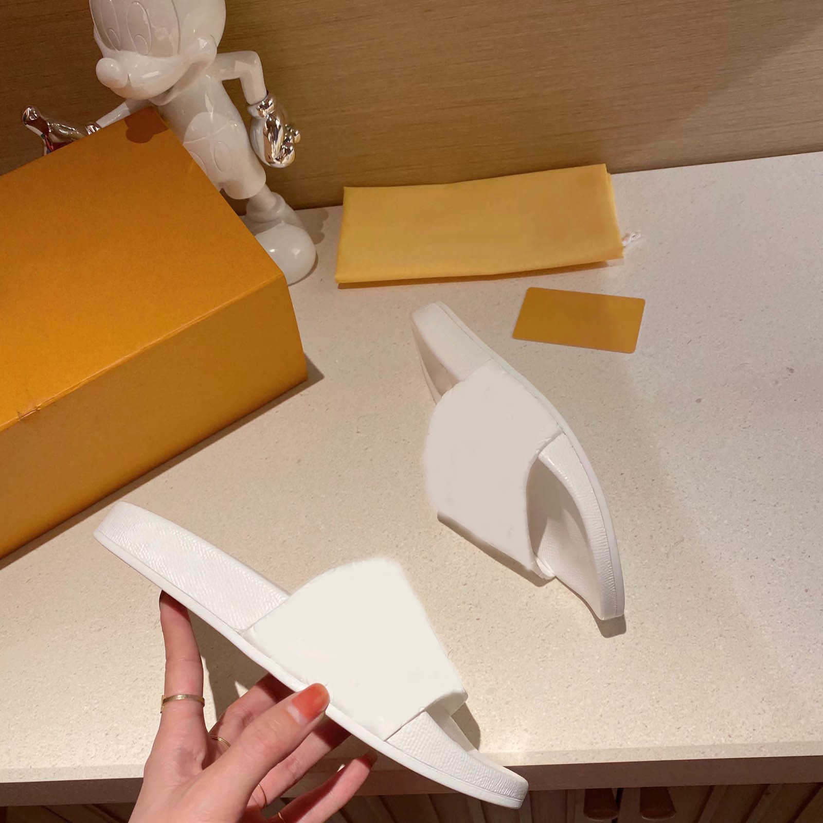 

Women MULES Slippers Sandals Classic Summer Waterfront Pool Slide Waterproof Casual Slipper Designer Top Luxury Fashion Ladies Beach Flat Flip Flops, Clear