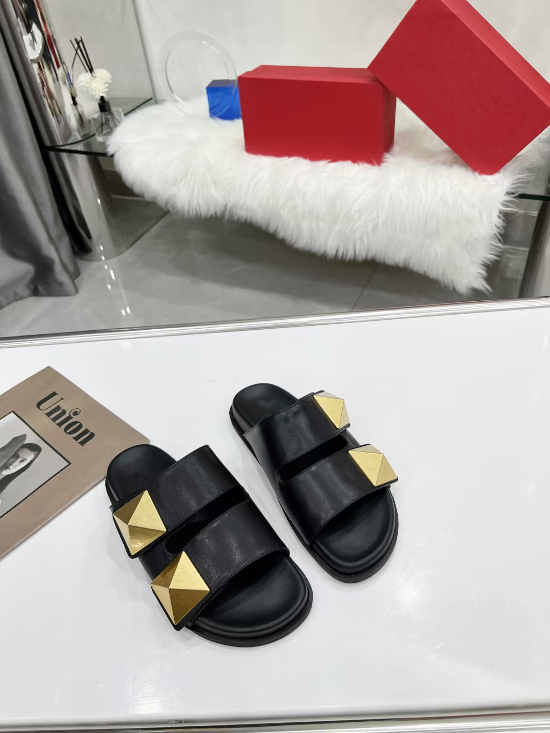 

2022 new Luxury Designer Womens Fashion leather V Slippers sandals Shoes Platforms sandals Slippers Flip Flops lines rivets Size EUR35-40 us4-9 box, Black