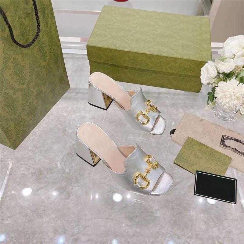 Designer Women Sandals Horsebit Gold-Tones High Talons Fashion Square Toe Toe Pospeurs en cuir Black Blanc Robes extérieures Sandale décontractée