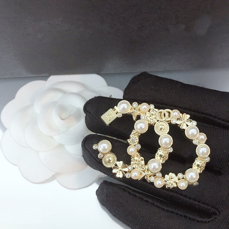 

Designer Brooch Luxury Brand Double Letter Pins With Box Women Gold Silver Crysatl Pearl Rhinestone Cape Buckle Suit Pin Wedding Party Jewerlry Accessories Gifts