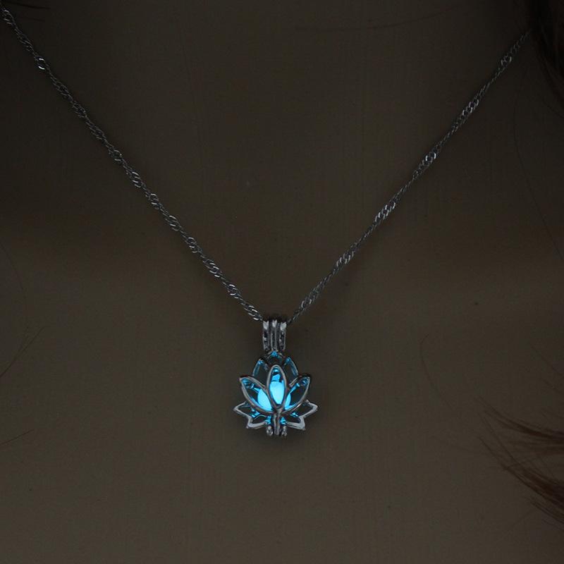 

Chains Luminous Lotus Pendant Necklaces For Women Men Retro Fluorescent Stone Alloy Chain Necklace Fashion Jewelry Gifts