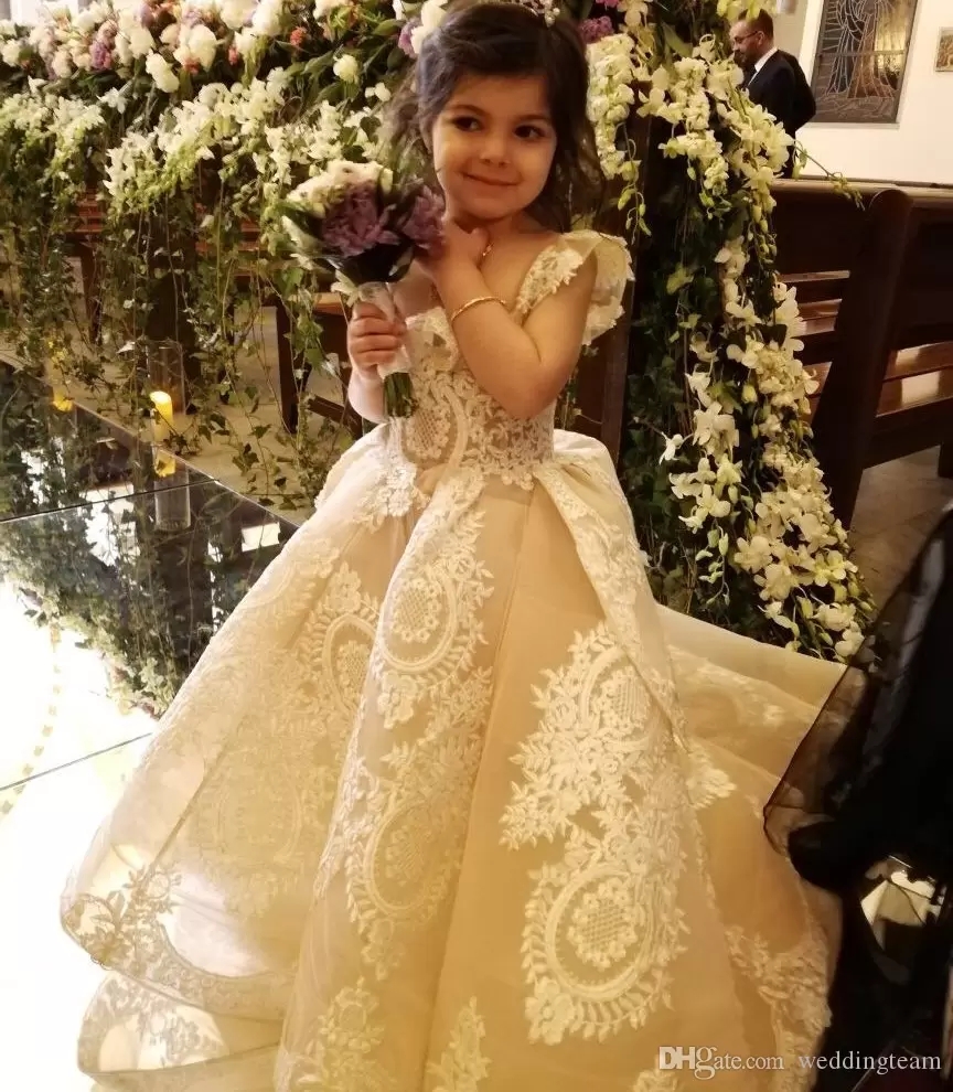 

New Lovely Lace Appliqued Flower Girls Dresses For Weddings Square Neck Pleated Organza Toddler Pageant Gowns A Line Sweep Train Kids Prom Dress, Champagne