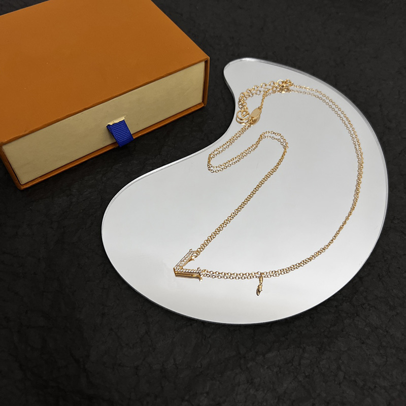 

Fashion Pendant Necklace Designer Jewelry For Women Luxury Golden Chain Necklaces With Simple Letters Jewelrys Wedding Engagement 2204144WU