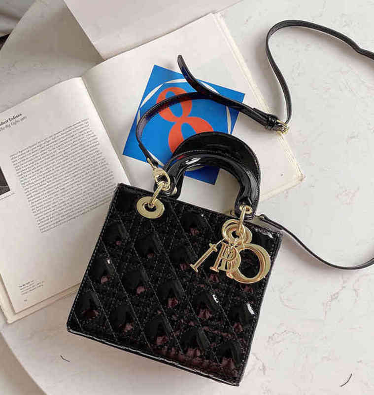 

Women Luxury Shoulder Handbags Wedding Christian Bride's Bags Female 2022 Style Small Fragrance Princess Dai Patent Leather Lingge Chain, Black