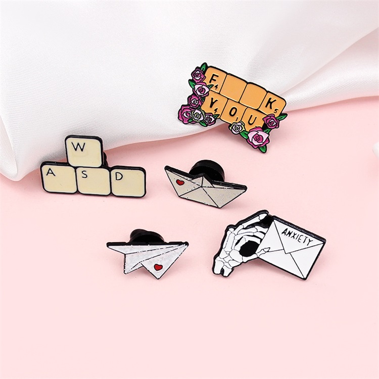 

Customized Keyboard Love Sailing Plane Skull Letter Hard Enamel Pin Brooch Fashion Luxury Women Badge Clothing Bulk Cute Funny Metal Lapel Pins 1133 D3