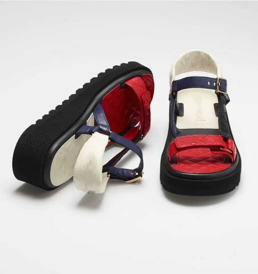 Sandales à plateforme à blocs de couleur de style resort au début du printemps avec des sangles à boucle antidérapantes confortables surélevées p