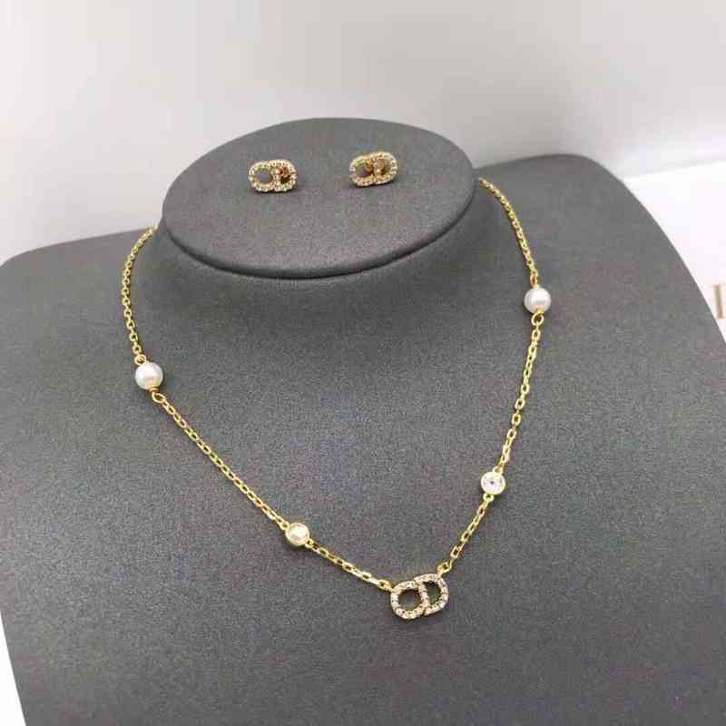 

Factory Wholesale High Quality timeless pearl earrings for female stars