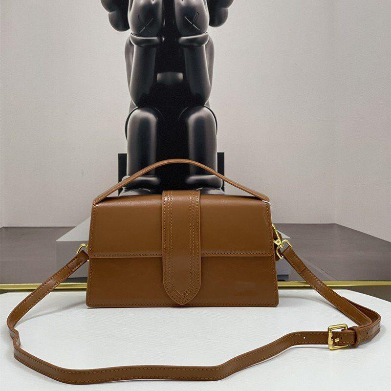 Sac à main designer les sacs d'épaule Bambino 2022 Spring et été Mini sac à main vintage Sac à épaule en cuir réel livraison gratuite
