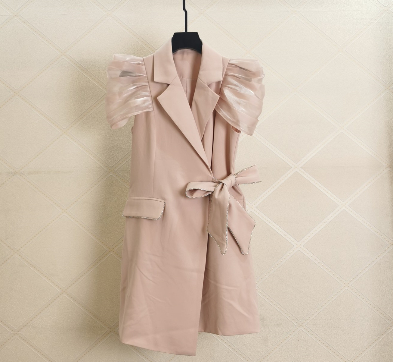 

2022 European fashion brand dress bubble sleeve bow irregular short suit skirt, Pink