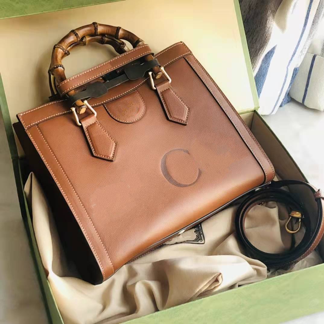 

The small tote bag combines handle and the double G accessory The knobby handle is elegant in brown leather with two neon buckle, Custom