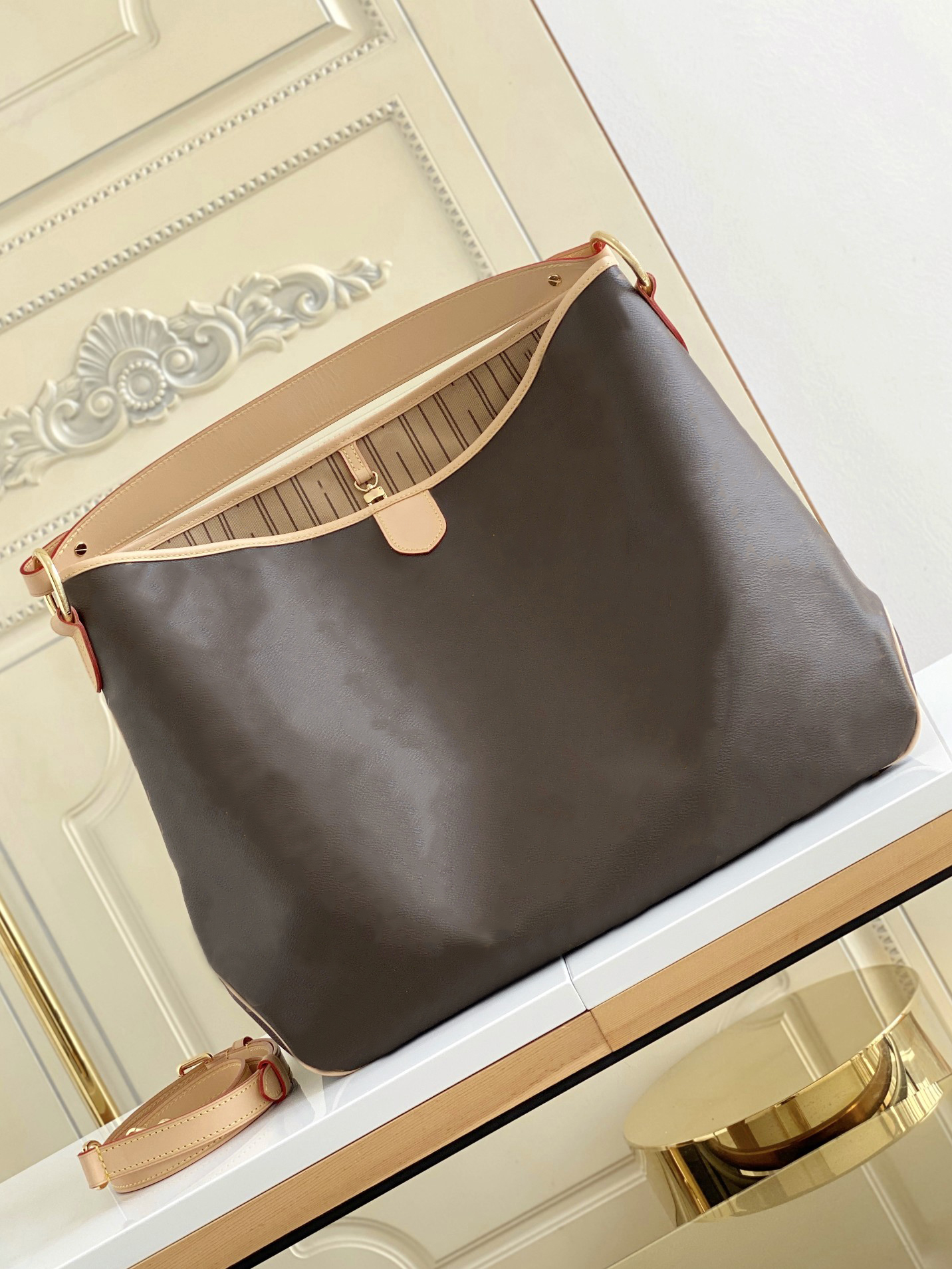 

Luxurious Design Flower Shoulder Bag