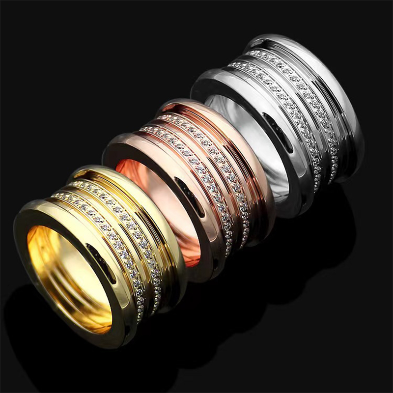 

Brand Luxury Full Diamond Crystal Couple Wedding Ring Classic 12mm Wide Thread Designer Rings For Men & Women High Quality Plated 18K Gold Ring Jewelry