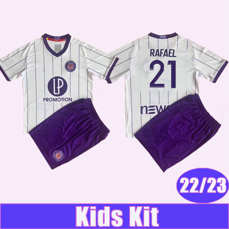 

22 23Toulouse DIAKITE HEALEY Kids kit Soccer Jerseys SYLLA VAN DEN BOOMEN SPIERINGS SKYTTA ROUAULT Home Football Shirt Child Short Sleeve Uniforms, Tz9419 22 23 home no socks