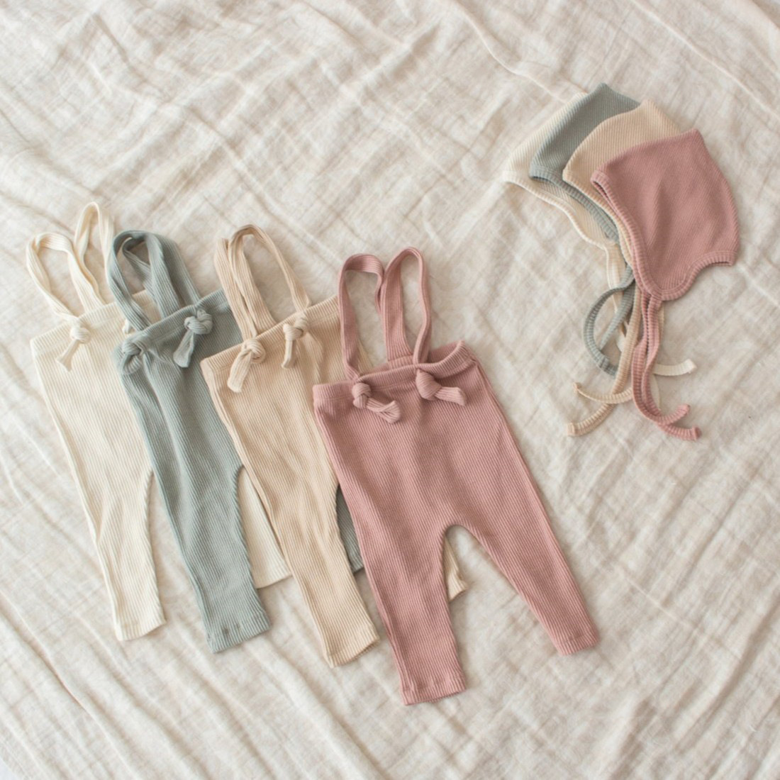 

Kids Designer Clothes Girls Pit Striped Clothing Sets Baby Summer Suspenders with Hats Outfits Solid Casual Cotton PP Pants Caps Suits Boutique B8102