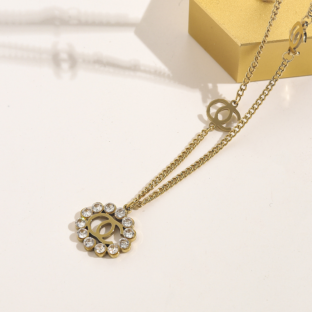 

Never Fading 14K Gold Plated Luxury Brand Designer Pendants Necklaces Crystal Stainless Steel Double Letter Choker Pendant Necklace Chain Jewelry Accessories