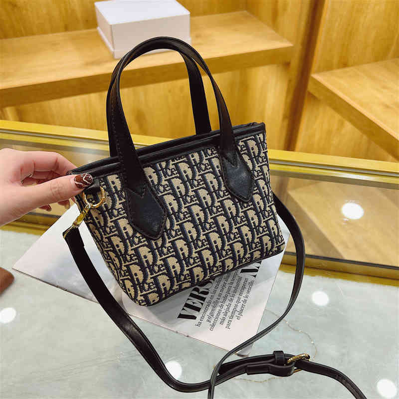 2022 New Designer Crossbody Bags Basket Simple Women's 2022 Portable One Shoulder Bucket Bag Versatile Retro Fashion Letter Luxury Single Ha