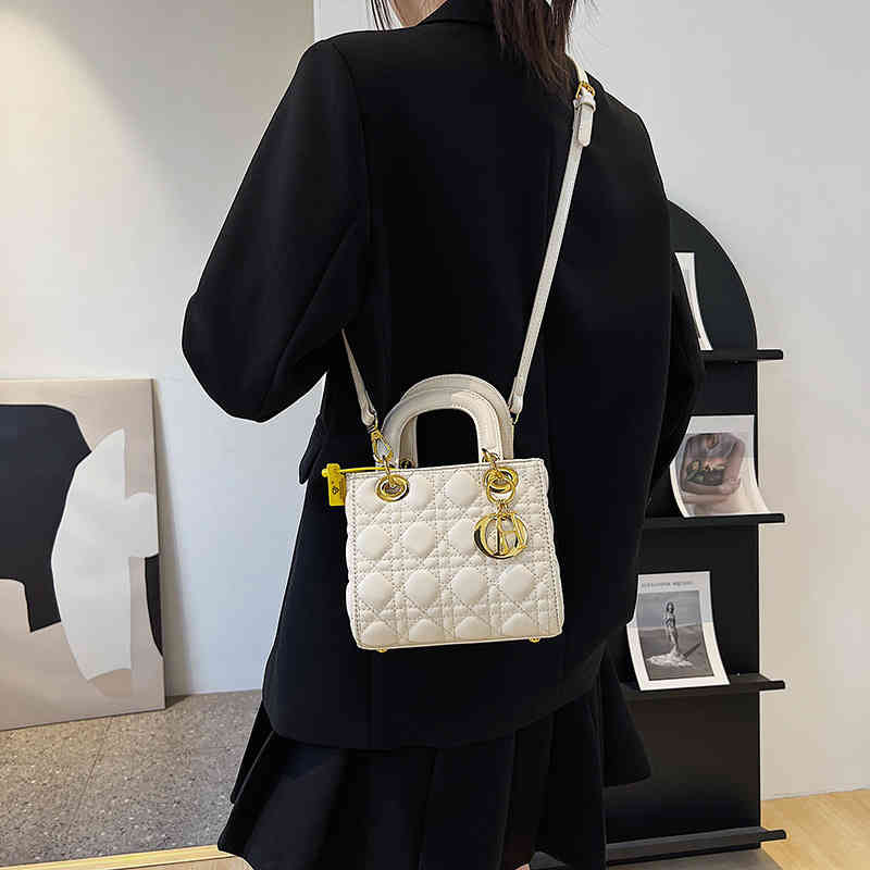 Sac pour femmes 2022 Nouveau net One Womens High Fashion Single Messenger Female Sacs