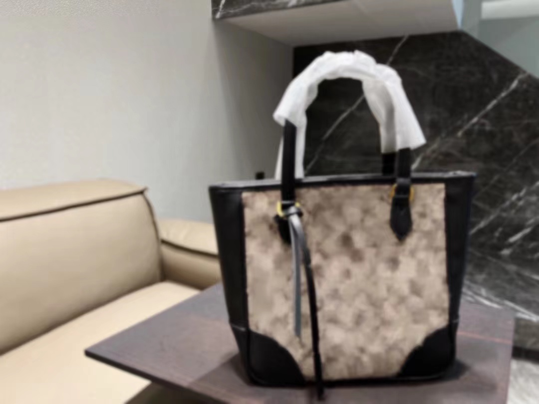 

Fashion Shoulder Bags Both hand-held and diagonal style size 22*29cm, 11111