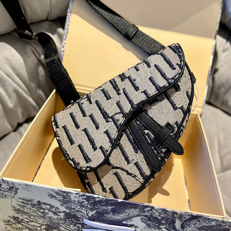 Designers masculins sacs de bodybody women luxurys mini sac coffre de poitrine croix avec des lettres 2022 Fashion shouler sac à main de haute qu