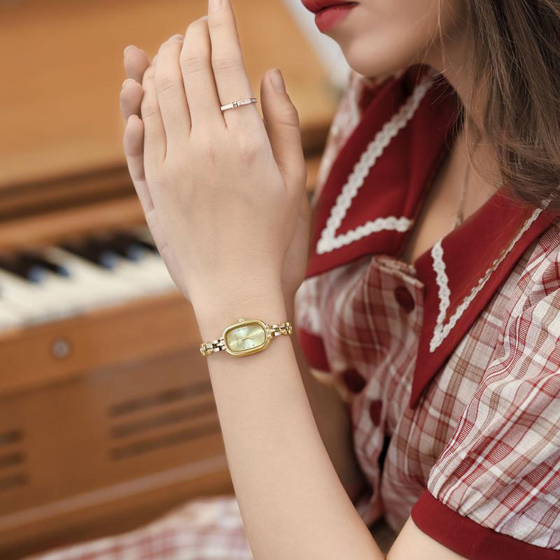 

Wristwatches Women's Watch Medieval Small Bracelet Light Luxury Art Retro Gold Oval Classic Quartz SimpleWristwatches
