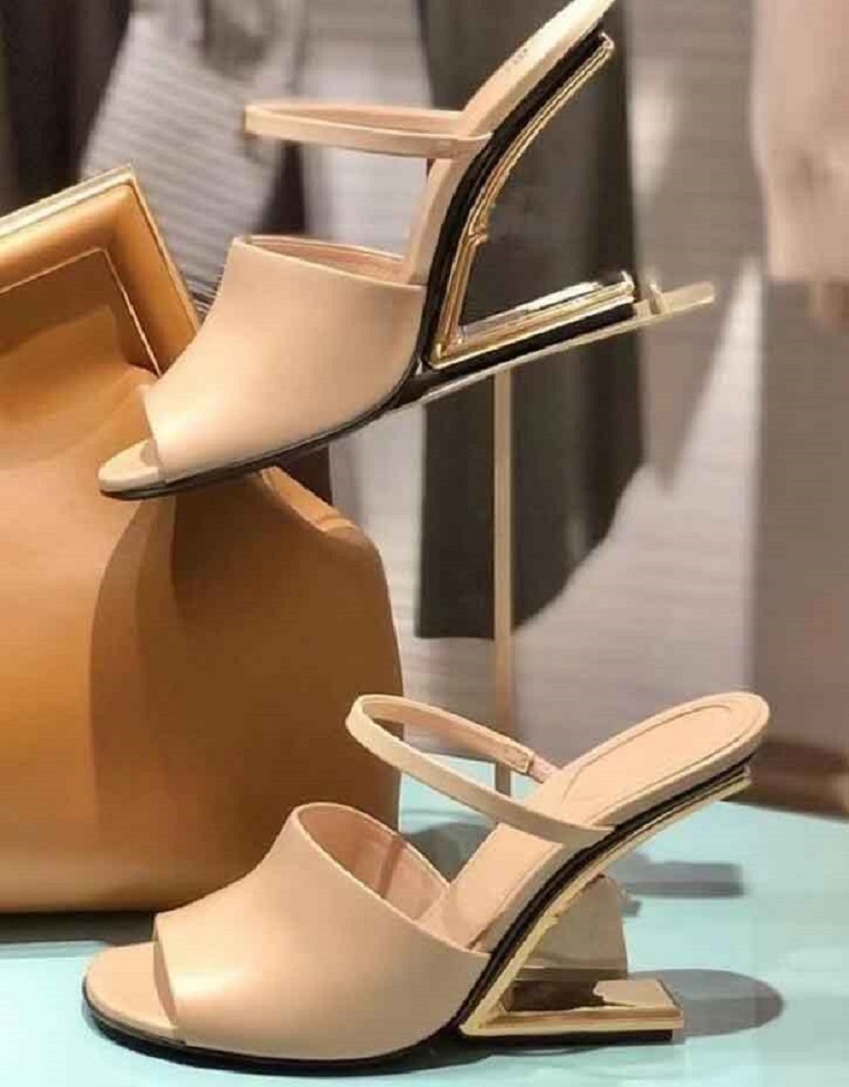Marques de mode de luxe Sandales à talons hauts Chaussures habillées Femmes Premières pantoufles Sandale en cuir nappa argenté Diagonale en forme