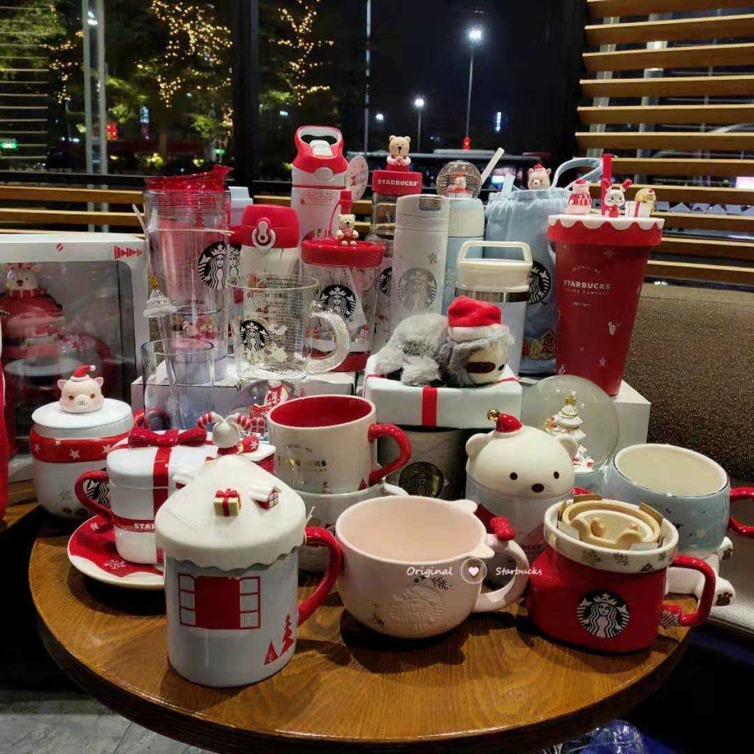 

Starbucks 2020 Christmas gift little hedgehog Christmas tree Alpaca snow house kangdick straw insulation Mug, Yellow