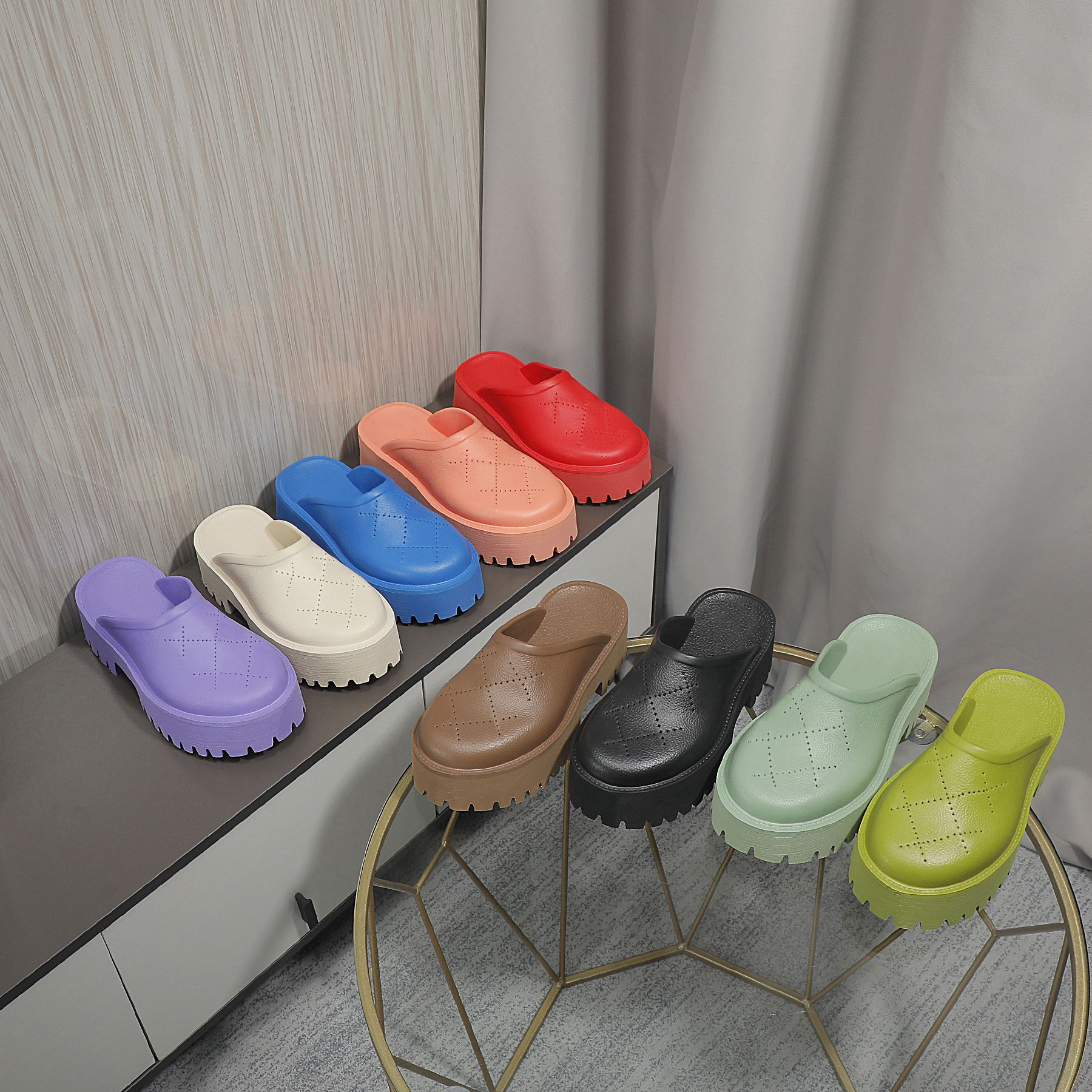 

Luxury men women Sandals Perforated Logo Slip-on Platform Rubber Mules Fashion Slippers Hotel Bathroom Shoes Classic Flat Summer Lazy Slides Outdoor Beach Sandal, Shoes box