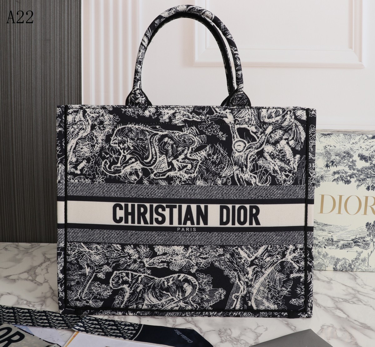 Les sacs de créateurs de luxe disponibles dans le style classique de la mode à trois couleurs sont très beaux