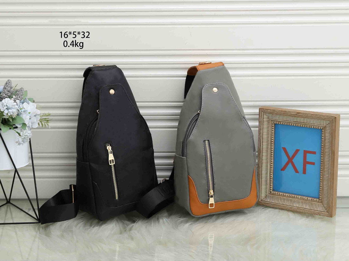 

Mens Designer Leather Shoulder Bags Mans Luxurys Designers Cross Body Purse Wallet Hobos Message Handbag