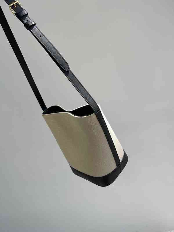 

997U 22 new Triomphe triumphal arch canvas embossed leather label bucket bag One Shoulder Messenger large capacity women's, White