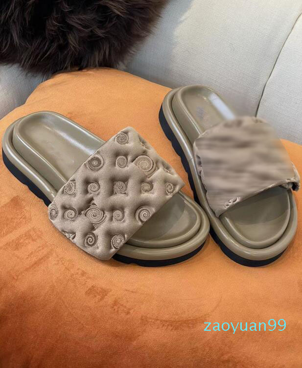 Pantoufles tridimensionnelles en relief, logo en soie gaufré, pantoufles légères pour hommes, nouvelle marque de pantoufles de plage pour femmes